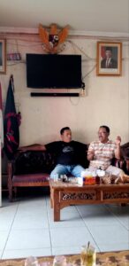 Syamsul Bahri dan Yudianto berdiskusi usai pengukuhan Ketua Divisi Investigasi DPP GWI